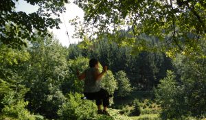 Frau schaukelt entspannt