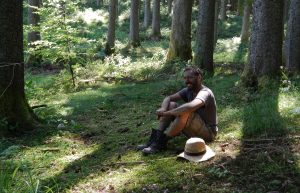 Naturcoach André Lorino mit Erde beschmiert