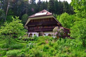 Das Seminarhaus mit seinem blühenden Garten
