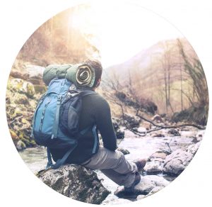 Ein Mann genießt eine Flusslandschaft