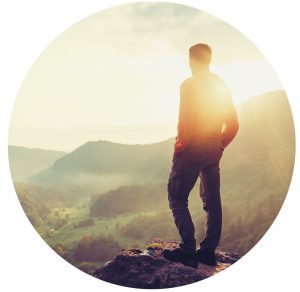 Ein mann genießt bei Sonnenaufgang die weite Landschaft