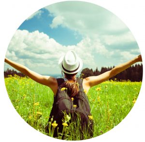 Eine Frau breitet die Arme aus