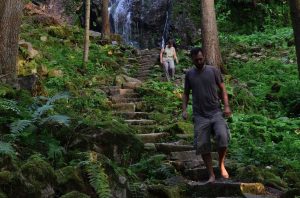 Menschen am Kraftort Wasserfall