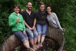 Teilnehmerinnen von Yoga und Natur beim Fußbad