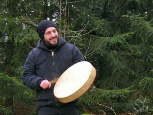 Naturcoach begleitet mit Trommeln