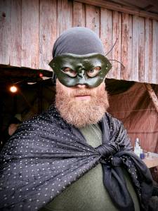 Bärtiger Mann mit Maske - Naturtherapie Rat des Lebens