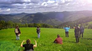 Eine Gruppe Frauen macht Achtsamkeitsübungen vor Schwarzwaldpanorama
