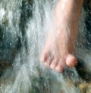 Fuß im plätschernden Bach