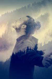 Ein Mann öffnet sein Herz für die nebeligen Wälder des Schwarzwaldes