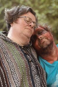 Ein Paar stützt sich in Liebe