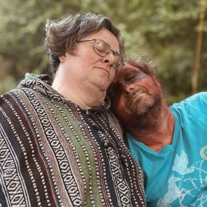 Ein Paar stützt sich in Liebe