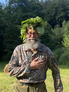 Mann mit Blätterkranz auf Männerseminar