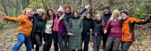 Eine Teilnehmergruppe der Naturcoaching-Ausbildung kompakt bei der Akademie für Waldbaden