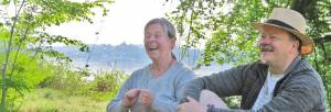 Zwei reifere Menschen lachen – Naturcoaching vs. Coaching – die Freude am Draußensein