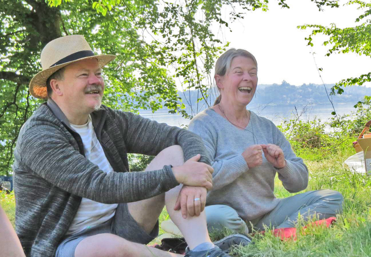 zwei Naturcoaches genießen das Draußen sein